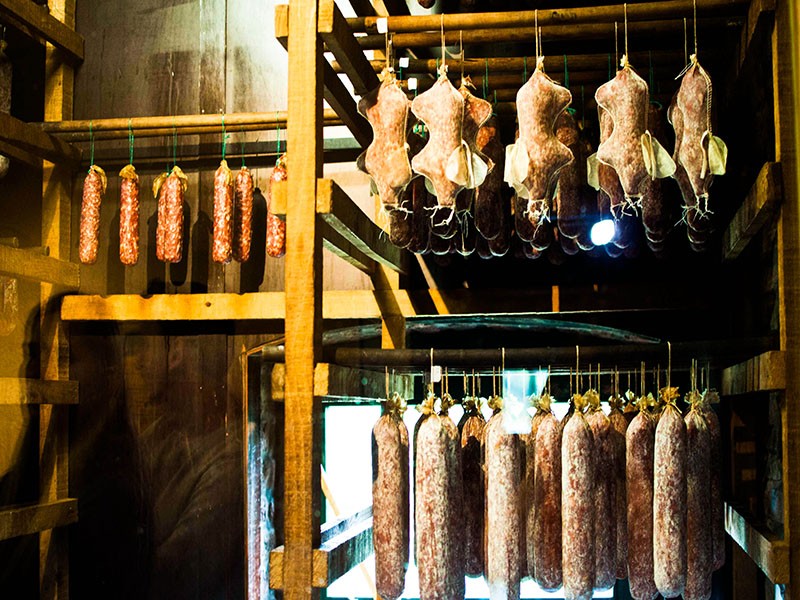 Saucisson de sanglochon dans le fumoir