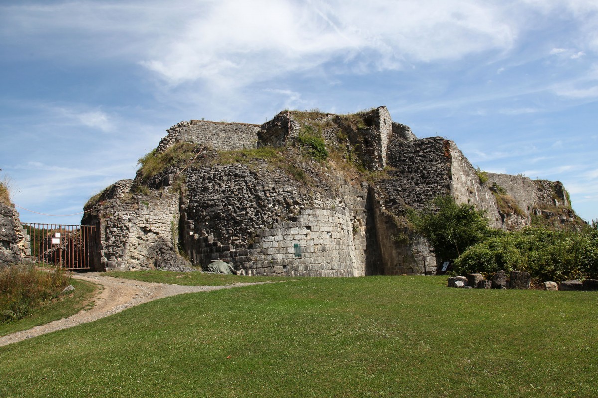 Ruinen der mittelalterlichen Burg von Moha