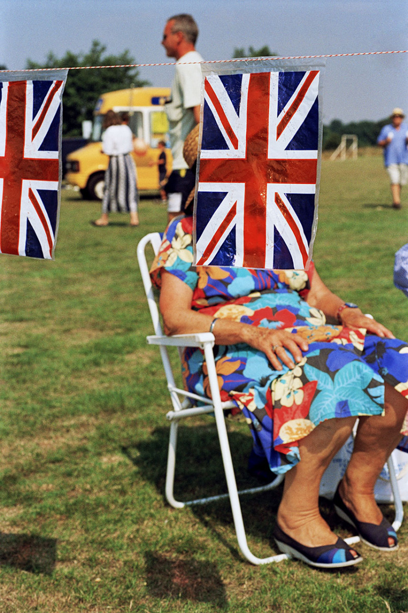 Ausstellung „Martin Paar – Parrathon“ – Foto – British flags at a fair sedlescombe - England- GB- 1995-1999