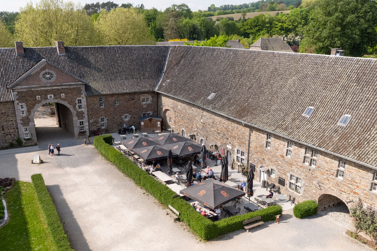 Le Casse-Croûte - Abdij van Val-Dieu - Aubel - Binnenplaats - Luchtfoto