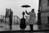 Exposition - 'Robert Doisneau. Instants Donnés' - Le violoncelle sous la pluie, Paris, 1957