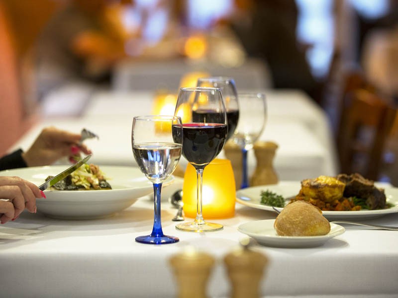 Mahlzeit in einem lokalen Restaurant in der Nähe der Abtei von Stavelot