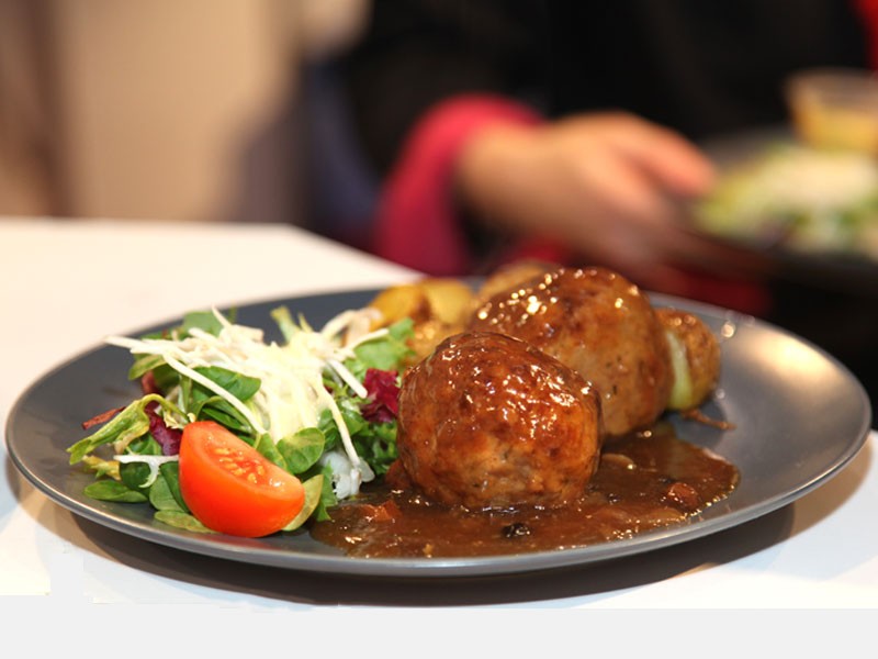 Repas dans un restaurant local au centre de Liège